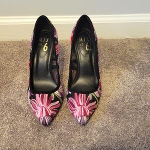 Flowered pumps